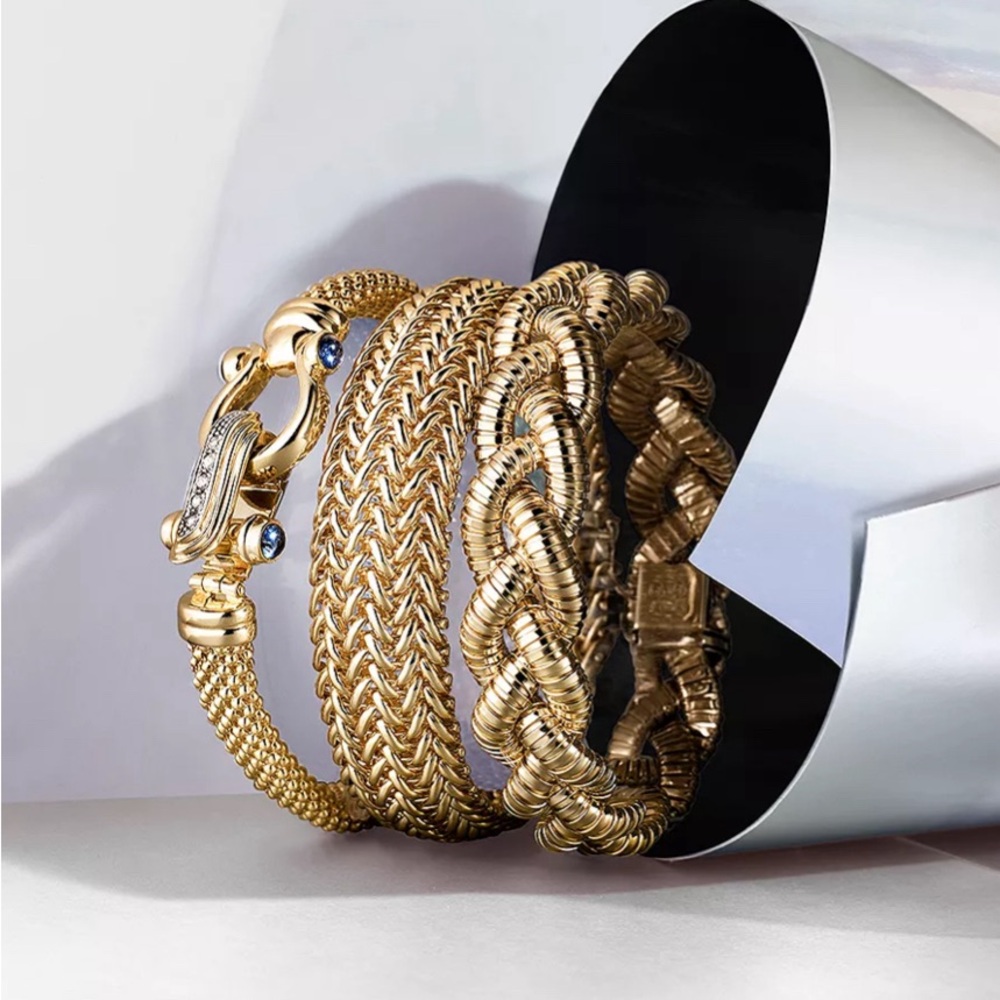$25000 Bloomingdale’s Omega Necklace & bracelet set, 14K gold, Diamond clasp.